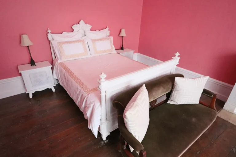 Una cama matrimonial con mantas blancas en el gite Van Gogh.