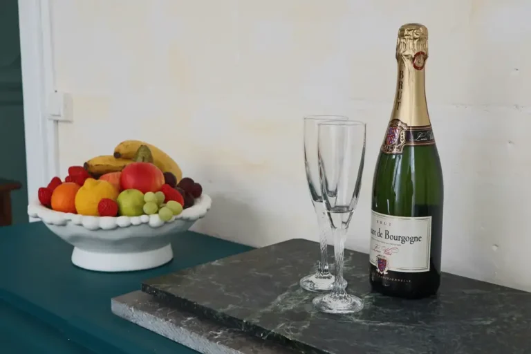 Une table bleue avec des fruits et des fleurs.