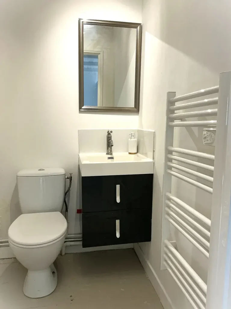 The toilet, towel rack and basin in the Picasso gite